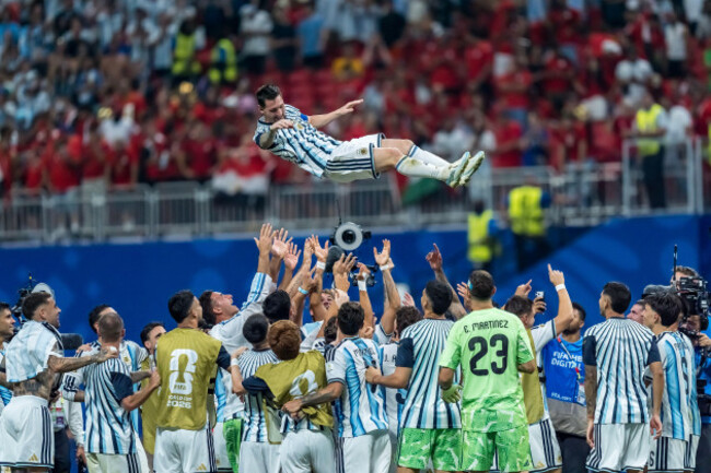 july-7-2026-atlanta-georgia-usa-argentina-forward-lionel-messi-10-is-thrown-in-the-air-by-his-teammates-after-defeating-egypt-in-the-round-of-16-at-atlanta-stadium-during-the-the-fifa-world-cup