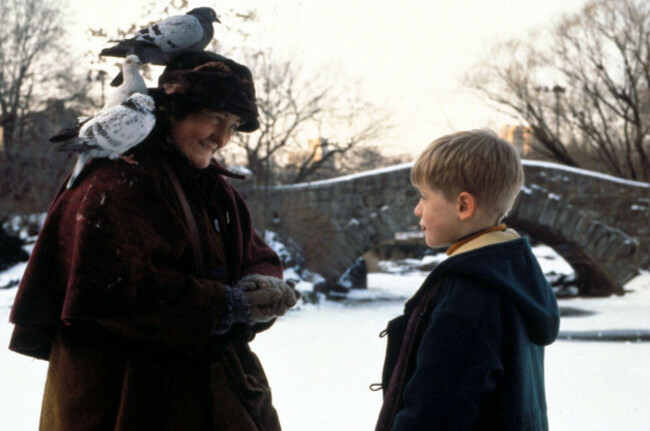 home-alone-2-lost-in-new-york-1992-macaulay-culkin-and-brenda-fricker-in-home-alone-2-lost-in-new-york-photo-credit-andy-schwartz_20th-century-foxshooting-star-please-use-credit-from-cre