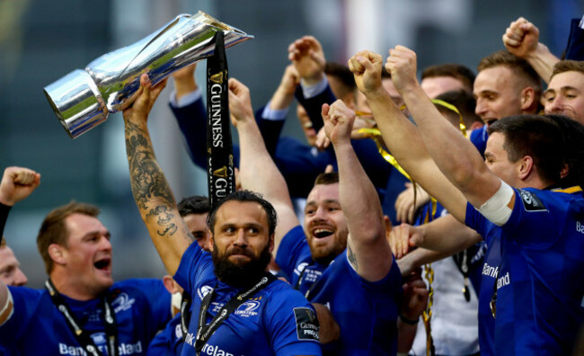 isa-nacewa-lifts-the-trophy