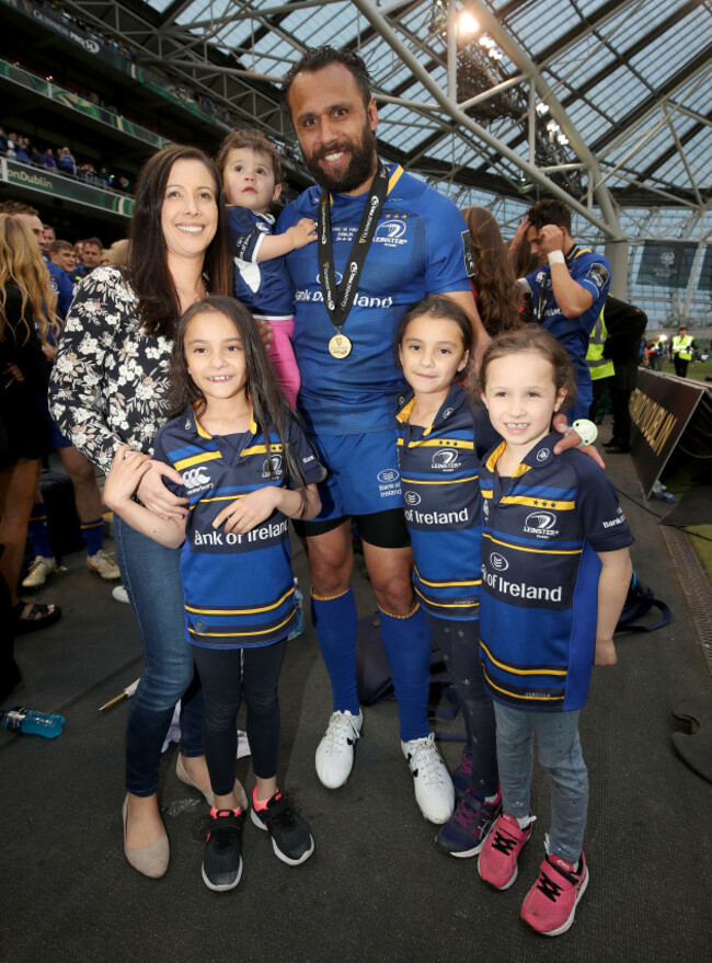 isa-nacewa-celebrates-with-his-wife-simone-and-four-daughters