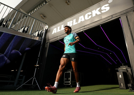 robert-baloucoune-walks-down-the-tunnel-into-eden-park