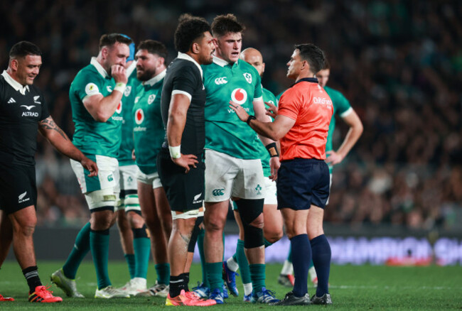 nic-berry-speaks-with-ardie-savea-and-dan-sheehan