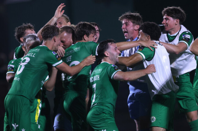 harry-halwax-celebrates-winning-the-peanlty-shootout-with-teammates
