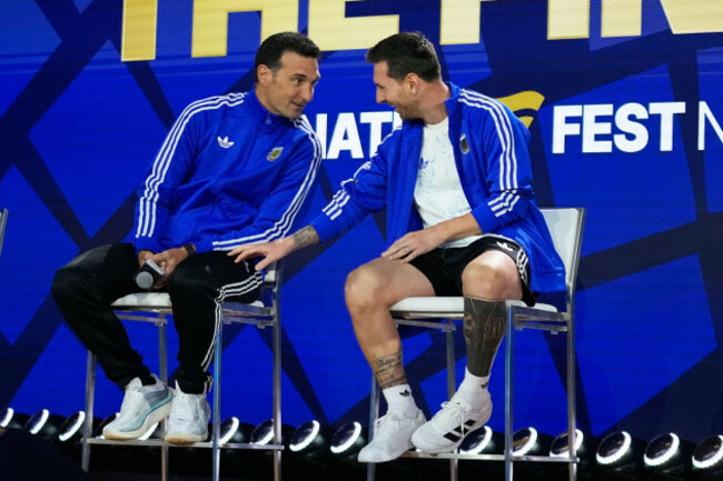 argentina-head-coach-lionel-scaloni-and-lionel-messi-talk-during-a-news-conference-ahead-of-the-world-cup-final-soccer-match-between-spain-and-argentina-in-new-york-friday-july-17-2026-ap-photof
