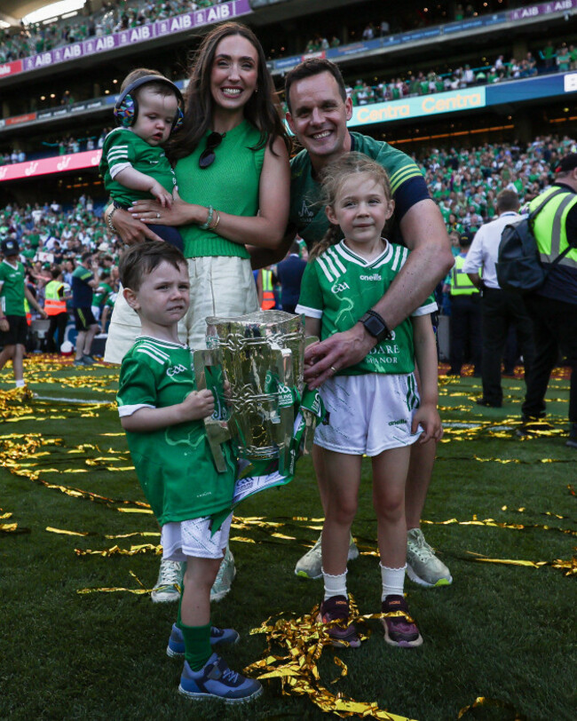 paul-kinnerk-celebrates-with-his-family-after-the-match