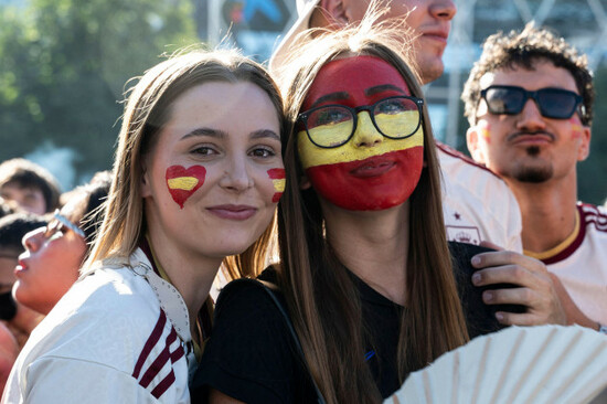 madrid-spain-19th-july-2026-supporters-of-the-spanish-national-team-in-the-fan-zone-in-plaza-de-colon-during-the-match-between-spain-and-argentina-the-match-pits-the-spanish-and-argentine-natio