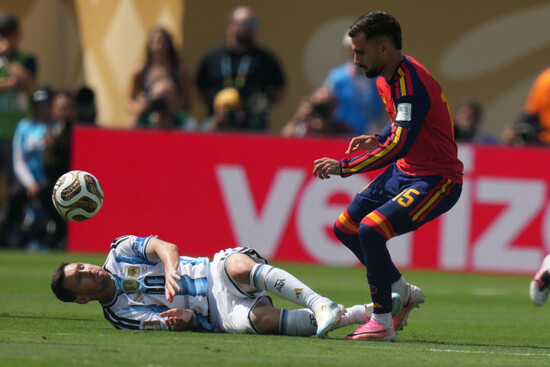 argentinas-lionel-messi-10-battles-for-the-ball-with-spains-alex-baena-15-during-the-world-cup-final-soccer-match-between-spain-and-argentina-in-east-rutherford-n-j-near-new-york-sunday-ju
