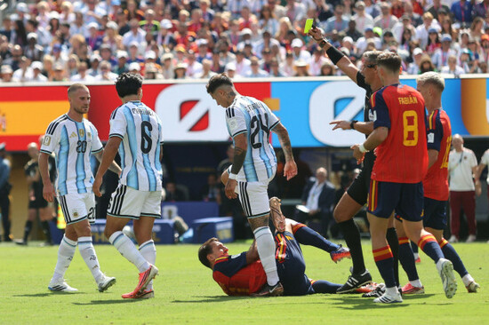 argentinas-lisandro-martinez-gets-a-yellow-card-from-referee-slavko-vincic-during-the-world-cup-final-soccer-match-between-spain-and-argentina-in-east-rutherford-n-j-near-new-york-sunday-july-19