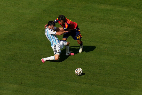 spains-lamine-yamal-19-and-argentinas-nicolas-tagliafico-3-fight-for-the-ball-during-the-world-cup-final-soccer-match-between-spain-and-argentina-in-east-rutherford-n-j-near-new-york-sunday