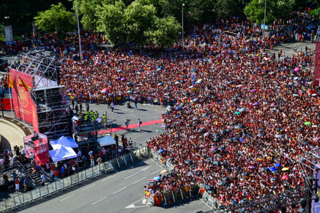 madrid-madrid-spain-20th-july-2026-thousands-of-spain-supporters-gather-at-plaza-de-cibeles-in-madrid-to-celebrate-the-national-teams-fifa-world-cup-triumph-fans-wave-spanish-flags-sing-and-c