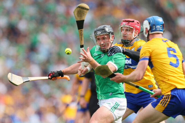 darragh-odonovan-is-challenged-for-the-ball-by-shane-odonnell