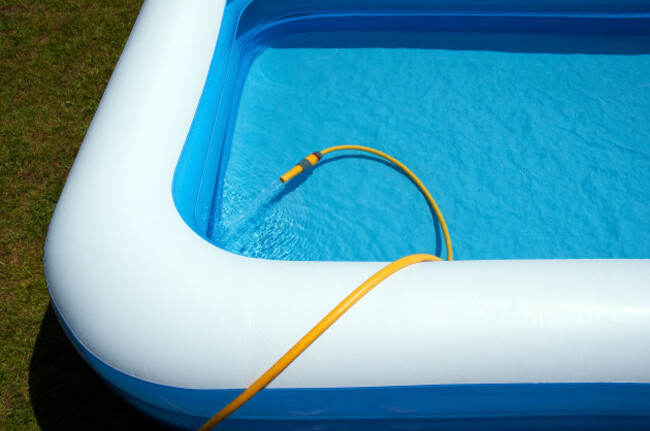 a-hosepipe-filling-up-a-pool