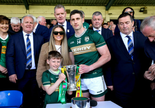 paul-geaney-and-his-wife-siun-and-his-son-paidi-with-the-corn-phaidi-ui-she