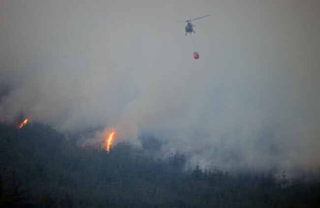 561Wild fires Helicopters_90752064