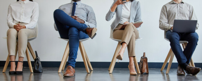 recruitinglegsandbusinesspeopleinwaitingroomforhiring