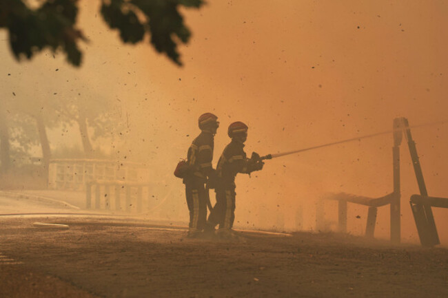 photopqrsud-ouestphoto-fabien-cottereau-lege-cap-ferret-23072026-incendies-en-girondeles-premiers-maisons-touchees-par-les-flammes-dans-lege-cap-ferret-derriere-la-salle-des-sports