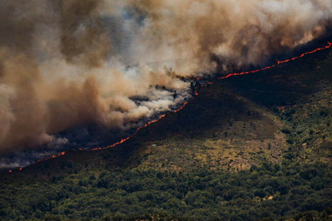 view-of-a-thick-column-of-smoke-caused-by-a-wildfire-on-23-july-2026-in-burgohondo-avila-castile-and-leon-spain-the-regional-government-of-castile-and-leon-has-raised-the-potential-severity-index