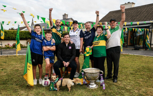 david-moran-alongside-joe-wallace-ruth-wallace-marie-wallace-jason-wallace-niall-hourigan-dara-mccarthy-micheal-mccarthy-and-bella-the-dog