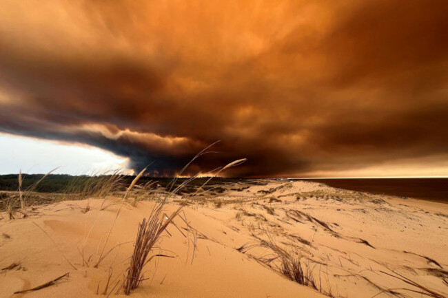 lacanau-france-24th-july-2026-plumes-of-smoke-from-the-wildfires-southeast-of-the-seaside-resort-of-lacanau-ocean-in-the-background-right-darken-the-sky-as-they-drift-across-the-dunes-on-the-no