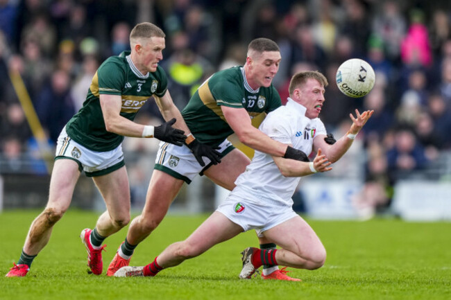 ryan-odonoghue-is-tackled-by-joe-oconoor-and-jason-foley
