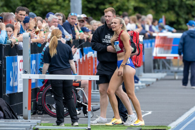 a-distraught-sharlene-mawdsley-after-pulling-up-injured-in-the-womens-200m-final