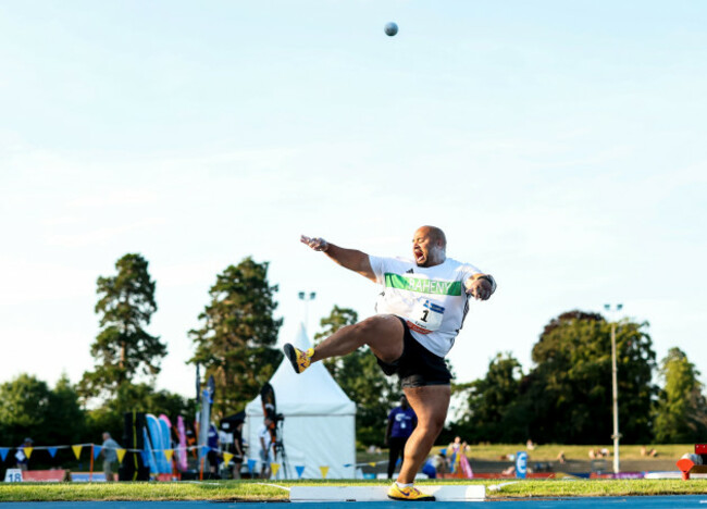 eric-favours-during-the-mens-shot-put