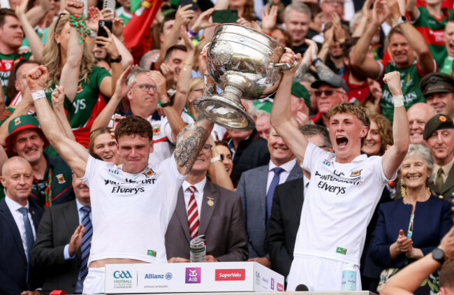 jordan-flynn-and-kobe-mcdonald-lift-the-sam-maguire-cup