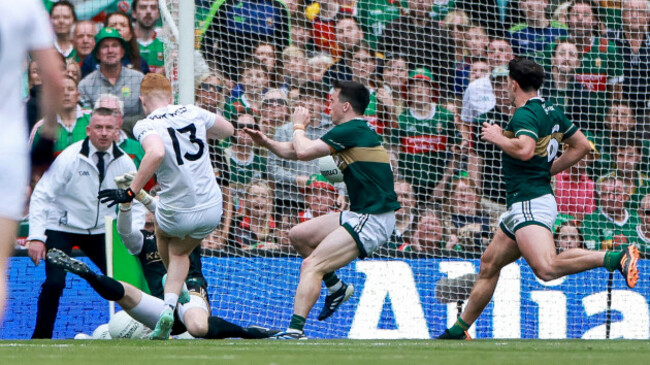 darragh-beirne-scores-his-sides-first-goal-of-the-match