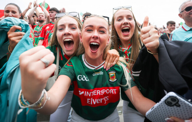 mayo-supporters-celebrate-on-hill-16