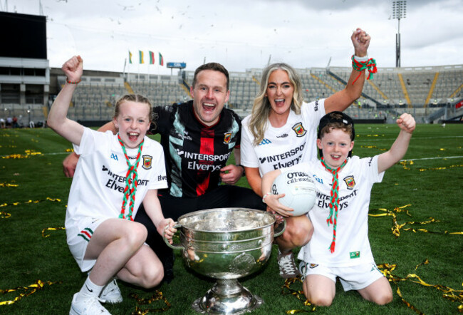 andy-moran-and-his-wife-jennifer-daughter-charlotte-and-son-ollie-celebrate-with-the-sam-maguire-cup