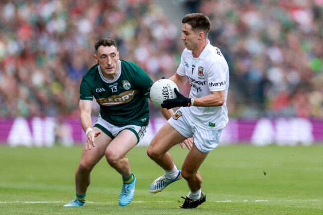 enda-hession-is-pursued-by-paudie-clifford