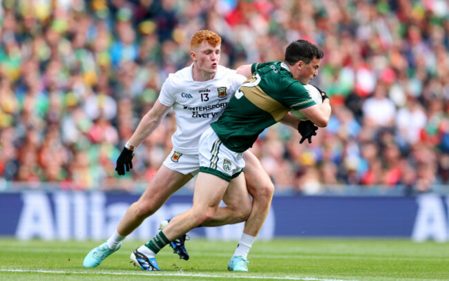 paul-murphy-is-tackled-by-darragh-beirne