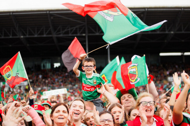 mayo-supporters-celebrate-during-the-homecoming