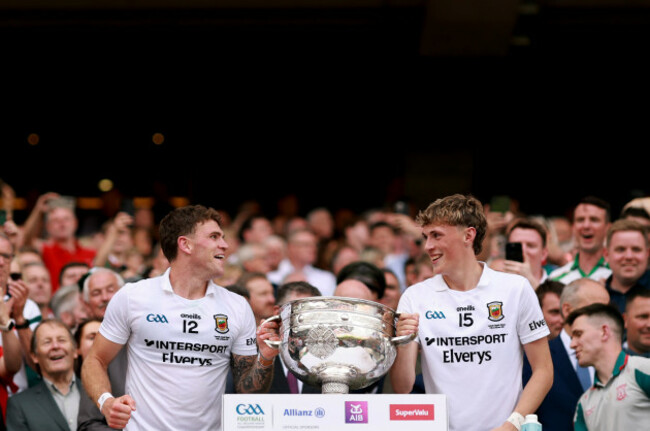 jordan-flynn-and-kobe-mcdonald-lift-the-sam-maguire