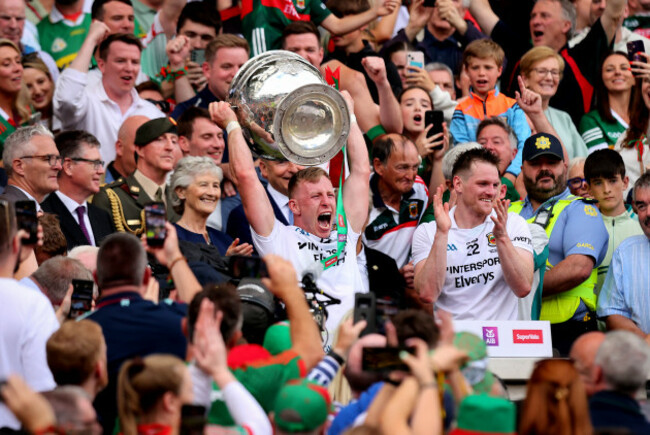 ryan-odonoghue-lifts-the-sam-maguire-cup