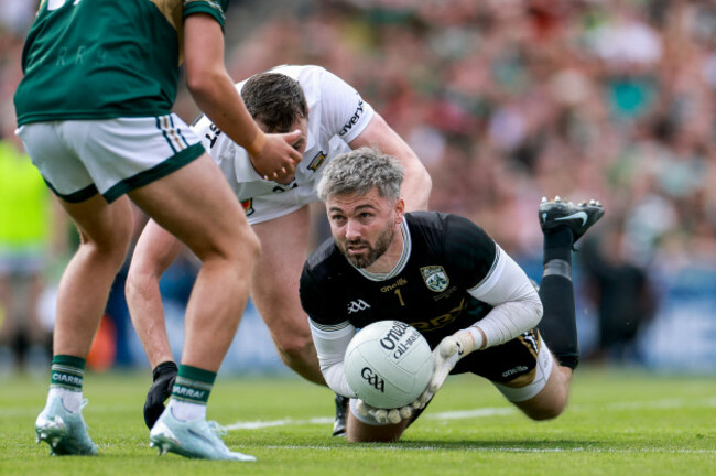 shane-murphy-is-challenged-by-diarmuid-oconnor