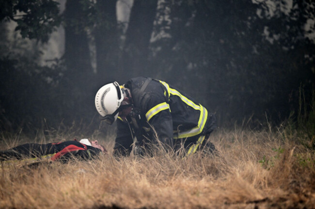 firefighters-take-a-break-after-battling-fires-near-la-haouteyre-during-wildfires-in-southwestern-france-wednesday-july-29-2026-ap-photoemma-da-silva