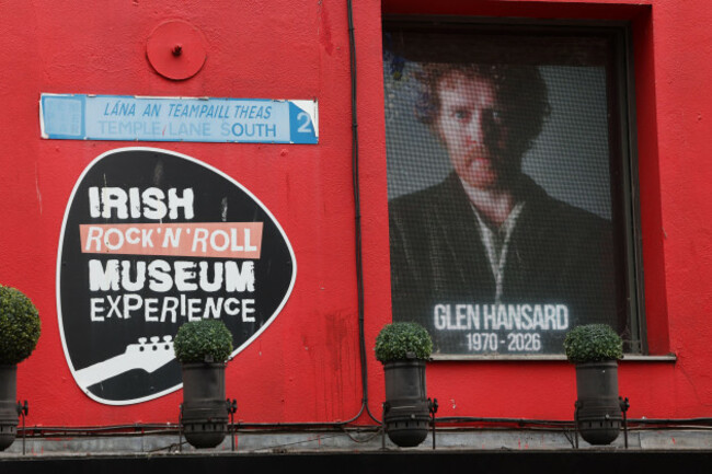 tribute-in-temple-bar-dublin-to-oscar-winning-irish-musician-and-activist-glen-hansard-who-has-died-in-a-motorcycle-crash-on-lower-road-strawberry-beds-lucan-picture-date-wednesday-july-29-2026