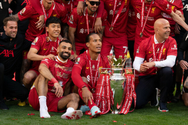 anfield-liverpool-on-sunday-25th-may-2025-liverpools-l-r-wataru-endo-mohamed-salah-virgil-van-dijk-and-arne-slot-with-the-premier-league-trophy-as-they-celebrate-liverpool-being-crowned-the-cha