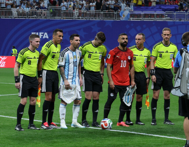match-officials-pose-with-lionel-messi-of-argentina-and-mohamed-salah-of-egypt-during-the-fifa-world-cup-2026-round-of-16-match-at-mercedes-benz-stadium-final-score-argentina-3-2-egypt-photo-by