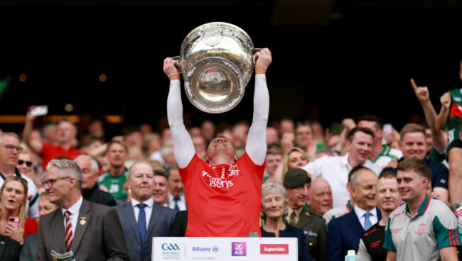 rob-hennelly-lifts-the-sam-maguire