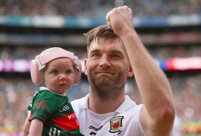 aidan-oshea-celebrates-winning-with-his-daughter-romee
