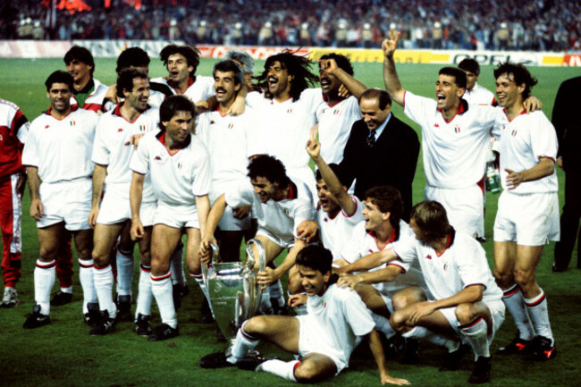 ac-milan-celebrate-with-the-european-cup-after-their-4-0-victory-back-row-l-r-franco-baresi-carlo-ancelotti-crouching-slightly-pietro-virdis-ruud-gullit-frank-rijkaard-silvio-berlusconi