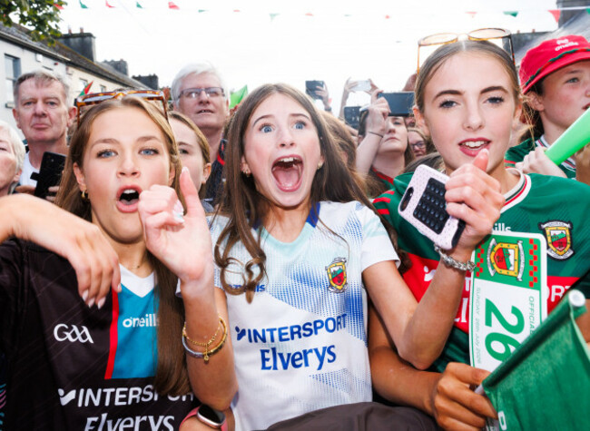 mayo-supporters-celebrate