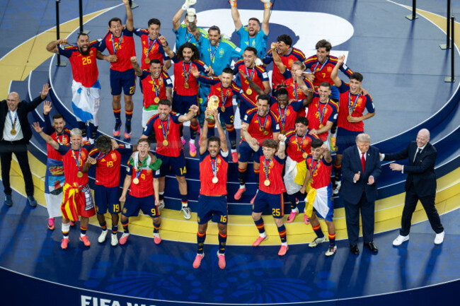 east-rutherford-united-states-of-america-19-july-2026-rodri-16-of-spain-lifts-the-trophy-us-president-donald-trump-fifa-president-gianni-infantino-at-the-soccer-2026-world-cup-spain-vs-argent