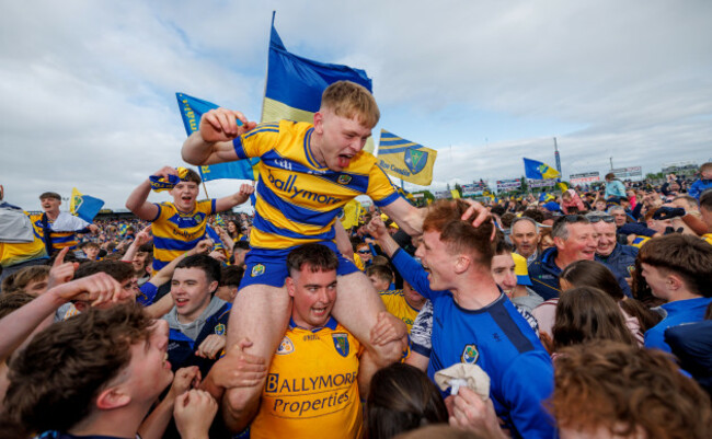 robert-heneghan-celebrates-with-fans