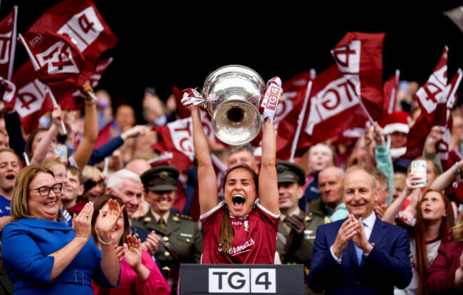 kate-geraghty-lifts-the-brendan-martin-cup