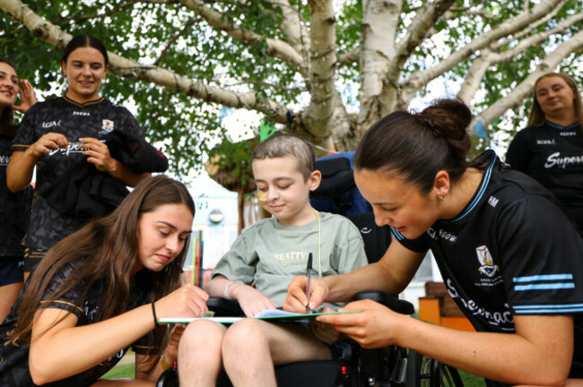 shauna-hynes-and-hannah-mangan-sign-an-autograph-for-jack-tully