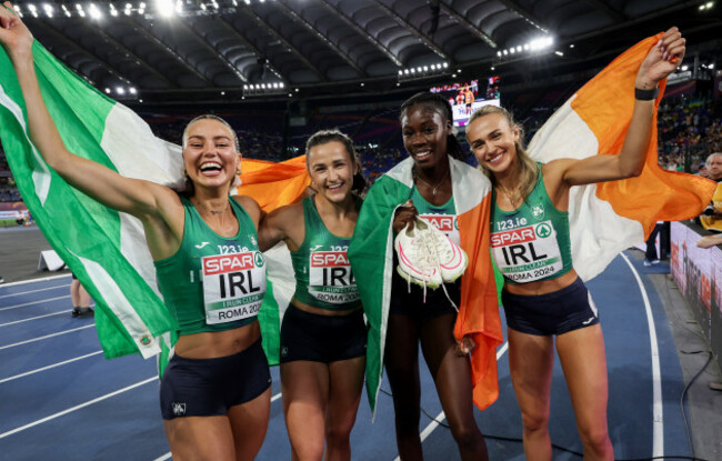 sophie-becker-phil-healy-rhasidat-adeleke-and-sharlene-mawdsley-celebrate-winning-silver-medals