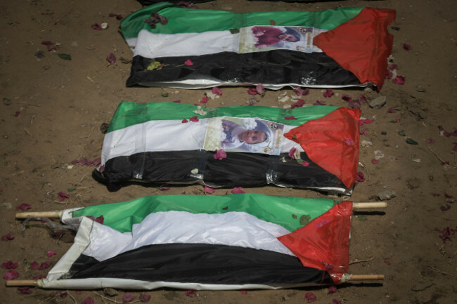 august-4-2026-gaza-palestine-state-of-gaza-gaza-palestine-august-4-2026-palestinians-carry-the-remains-of-112-members-of-the-al-hassaina-and-abu-sharia-families-during-a-mass-funeral-proce